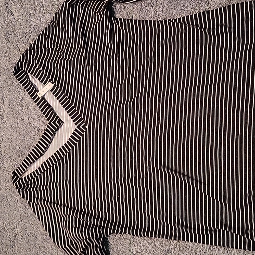 Black and white V Neck Long Top. Covers butt.